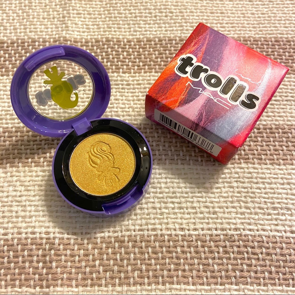 MAC Cosmetics Trolls Eyeshadow Suns Out, Buns Out